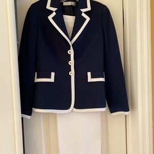 TAHARI, Navy blue and white linen pant suit